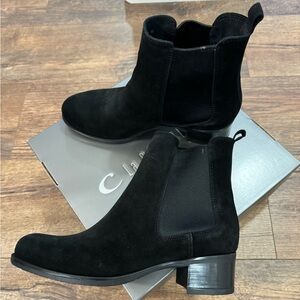 La Canadienne Genuine Suede Boots. Brand new with original packaging.